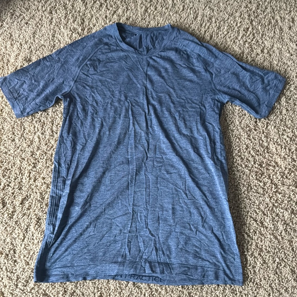 3 LIKE NEW LULULEMON MENS SHIRTS-BUNDLE
All size XS in lululemon
Practically New